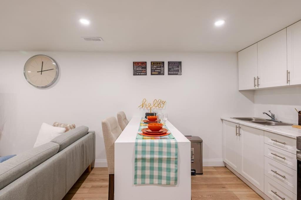 Luxury New Spacious Apartment - Country Hills, Китченер Экстерьер фото